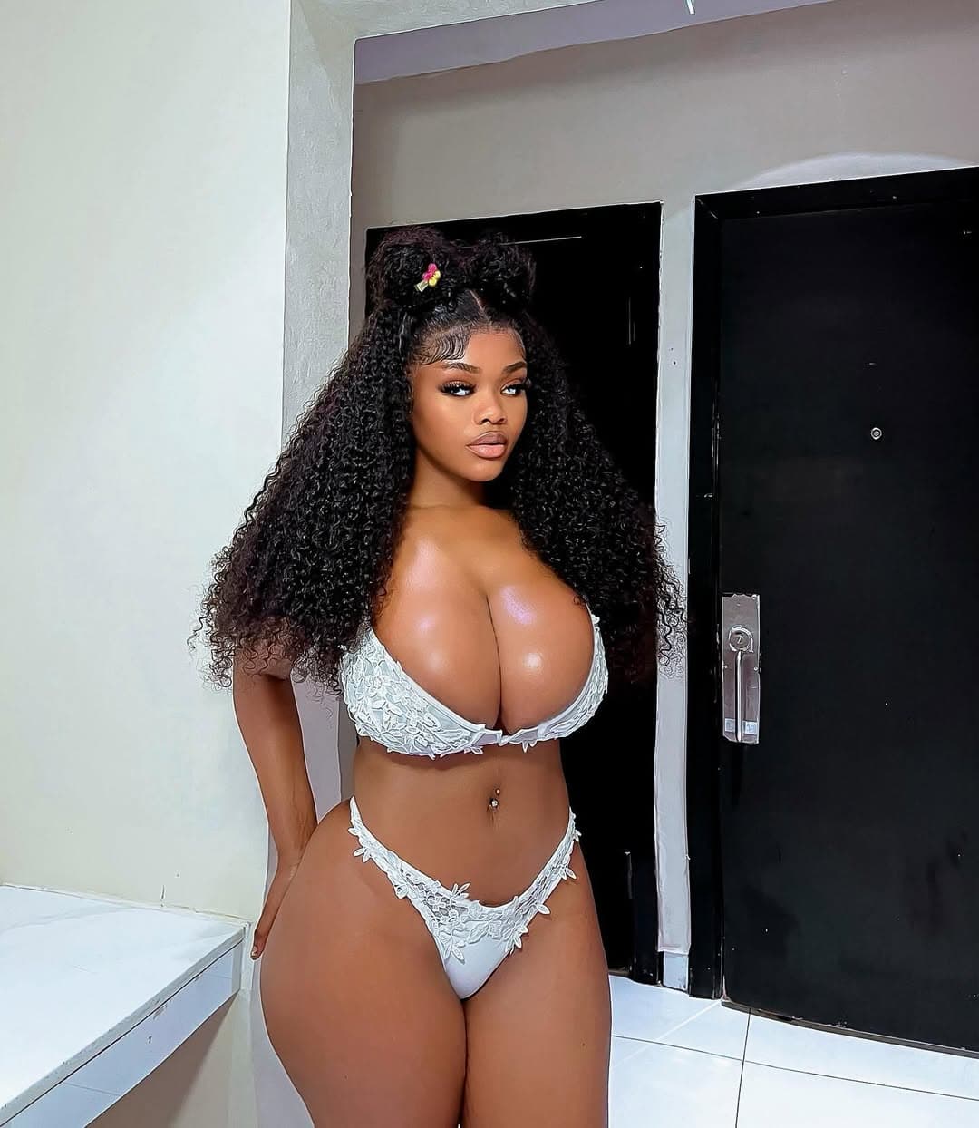 EBONY LILAA - photo